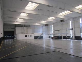 Magazijn van 1.001m² met 2 sectionaal poorten.Met te renoveren kantoren van 225m².Goed gelegen in de Haven van Antwerpen nabij de autosnelweg...