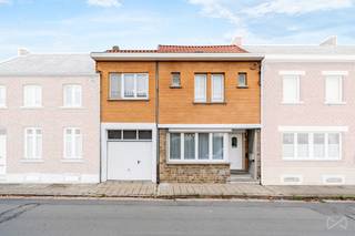 Située à deux pas de toutes les facilités et commodités, à proximité directe du centre-ville de Hannut, cette agréable maison de ville 3 CH...