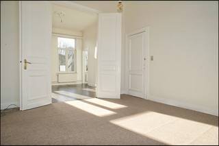 <strong><u>Ligging: </u></strong> Appartement gelegen Baron d'Hanislaan te 2000 Antwerpen op het zeer gezellige zuid en vlakbij belangrijke in- en uitvalswegen<br /><u><strong>Indeling: </strong></u>2 slaapkamers, keuken, woonkamer, badkamer en apart toilet <br /><u><strong>Beschrijving: </strong></u>Het appartement is gelegen op de 2de en 3de verdieping, de woonkamer en de keuken genieten van veel natuurlijk lichtinval door de grote raam partijen. De keuken is ingericht en voorzien van de nodige apparatuur. Badkamer met bad op de 3de verdieping.<br />Gelieve alexander te contacteren voor bezichtiging Alexander@jurimmo.be