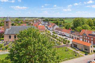 Leuke woning met heel wat potentieel, rustig gelegen in het charmante Vlissegem op enkele minuten van De Haan. Het huis vraagt om een opfrissing maar is bijzonder charmant en beschikt over een uitstekende indeling. <br /><br />Achteraan kunt u genieten van een grote en diepe tuin met rustgevende zichten op de achterliggende velden. Uiterst idyllisch.<br /><br />Indeling van het huis: inkomhal met een apart toilet, een aangename leefruimte met een hoog plafond en een schuifraam naar de tuin, een vrij ruime keuken en een inpandige garage met extra wasplaats. Mits het verwijderen van één muur kunt u de keuken volledig betrekken in de leefruimte wat het ruimtegevoel alleen maar zal versterken.<br />Op de eerste verdieping zijn er 3 volwaardige slaapkamers en een ruime badkamer met douche, ligbad en een extra toilet. Grote opbergzolder onder de nok.<br /><br />Een huis met een goede basis en zonder renovatieplicht. <br />Tevens 8 zonnepanelen aanwezig op het dak.<br /><br />Bezoeken of meer informatie?<br />Contacteer Willem Cauwels op tel. 050/89.27.70.