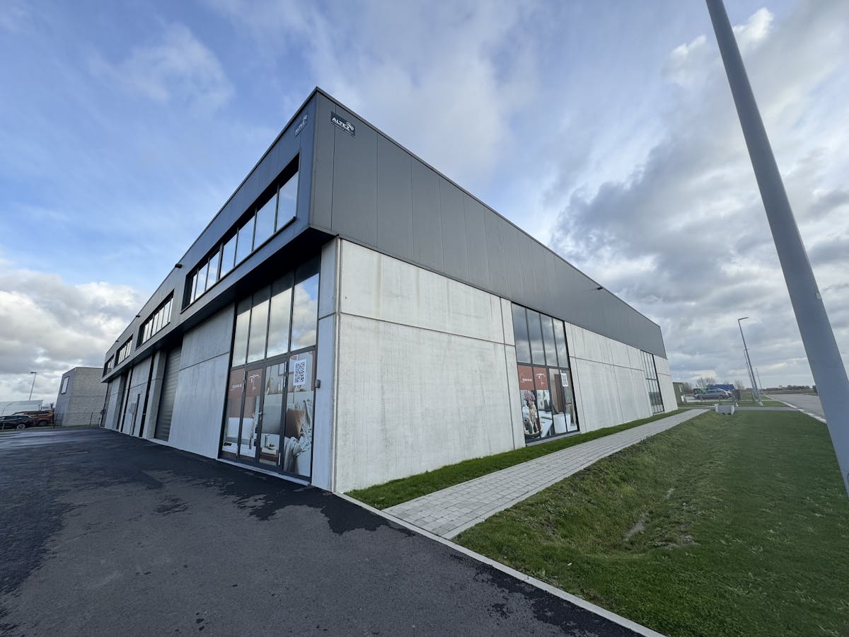 Warehouse with mezzanine for rent (150 m²) - photo 2