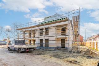 In het centrum van het charmante Gierle komt dit eigentijdse woonproject tot leven. Met een gevarieerd aanbod aan wooneenheden biedt Park Ligtenberg ruimte aan verschillende levensstijlen en gezinnen, van starters tot doorstromers. Een van de hoogtepunten van Park Ligtenberg is het publiek toegankelijke park dat tussen de verschillende woonblokken wordt aangelegd.<br /><br />Het project omvat 14 nieuwbouwwoningen, 12 moderne appartementen, 5 appartementen met een klassiekere uitstraling, en één unieke erfgoedwoning die zorgvuldig gerenoveerd zal worden. Elke wooneenheid is ontworpen met oog voor detail, duurzaamheid en comfort.<br /><br /><span>Moderne appartementen</span>: <br />Deze appartementen variëren van 1 tot 4 slaapkamers en zijn ruim opgezet, met een eigentijdse afwerking. Ze vormen de perfecte woonoplossing voor alleenstaanden, jonge gezinnen en 50-plussers waarvan de kinderen bijvoorbeeld uit huis zijn.<br /><br /><span>Klassieke appartementen</span>: <br />Deze 5 appartementen combineren moderne gemakken met een iets traditionelere uitstraling, wat zorgt voor een unieke woonsfeer.<br /><br />De wooneenheden worden uitgerust met een lucht-water of geothermische warmtepomp in combinatie met vloerverwarming.<br />Dankzij deze slimme technologie kan een bijzonder laag E-peil worden bereikt (tot E20).<br /><br />Voor inzage van de verkoopplannen en verkooplastenboek, kan u vrijblijvend een afspraak maken op kantoor.