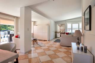 Goed onderhouden open villa met zuid gerichte tuin in Schiplaken.<br /><br />In een quasi doodlopende en bijzonder rustige straat, vlak bij het centrum van Schiplaken, bevindt zich deze aangename open villa op een perceel van 9a66ca.<br /><br />De woning werd gebouwd in 1969 en beschikt over 3 slaapkamers. Een belangrijke troef is het gezellige terras en de zuidgerichte tuin, waar u optimaal geniet van zon, rust en privacy.<br /><br />De ligging is ideaal voor gezinnen: een kindvriendelijke woonomgeving met het centrum van Schiplaken en het BLOSO-domein vlakbij. Ook de vlotte verbindingen richting Leuven en de E19 zorgen voor een uitstekende bereikbaarheid.<br /><br />Troeven:<br />* open bebouwing<br />* 800 m² grond<br />* zuidgerichte tuin en terras<br />* quasi doodlopende straat en kindvriendelijke omgeving<br />* BLOSO-domein vlakbij<br />* vlotte bereikbaarheid.<br /><br />Interesse? Bel of mail via ken@immovos.be of 0477 / 29 72 50 voor een bezoek ter plaatse.<br /><br />