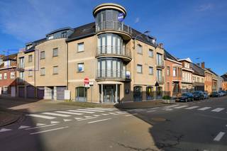 Dit appartement is terug te vinden op de tweede verdieping van Residentie "Ensor" met aparte bergruimte op het gelijkvloers.<br />Bouwjaar 1997. De bewoonbare oppervlakte bedraagt 102 m².<br /><br />De residentie is gelegen in het centrum van Meulebeke op de hoek van Abeeldreef en Kasteeldreef (voorheen Kasteelstraat).<br />Diverse winkels, horeca, apotheek, openbaar vervoer, ... zijn slechts op wandelafstand te bereiken.<br />Via de gemeenschappelijke inkomhal krijgt u toegang tot de lift of trap om tot de verdieping te komen waar het appartement zich bevindt.<br /><br />Indeling: inkomhal met gastentoilet en op maat gemaakte vestiairekast - ruime leefruimte met eet- en zithoek (parket, centrale verwarming gas) - ingerichte keuken met kwalitatieve toestellen en eethoek (koelkast, vaatwas, oven, microgolfoven) - aansluitend berg- en wasruimte - 2 slaapkamers waarvan één met bergruimte (tapijt, centrale verwarming gas) - badkamer (bad, dubbele lavabo, op maat gemaakte kasten) - terras voor- en achteraan.<br /><br />Algemeen:<br />- Garage kan gehuurd of aangekocht worden, gelegen op wandelafstand in Bonte Berenstraat (voorheen Nieuwstraat)<br />- Gunstige EPC-score 167 - label B<br />- Blanco bodemattest<br />- Kleinschalige residentie<br />- Geen asbest aanwezig<br />- Conforme elektriciteitskeuring<br />- Grondplan ter beschikking bij bezichtiging<br />- Inkom voorzien van natuursteen<br />- Centrumligging<br />- 3,6% netto opbrengst<br />- Vg, Wg, Gmo, Gvkr, Gvv<br /><br />Momenteel is het appartement verhuurd.<br />