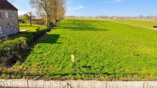 En plein cœur de la campagne du Mont-de-l'Enclus, à seulement 5 minutes de la Flandre (Avelgem n'est qu'à 6 km et 7 minutes, Ronse est accessible en 5 minutes et Courtrai/Oudenaarde en 25 minutes environ), ici vous pouvez rêver du coucher de soleil depuis votre terrasse d'été, avec une large vue sur les champs d'Anseroeul. Situé le long de la Route d'Amougies magnifiquement rénovée, ce terrain à bâtir exceptionnel vous permettra de réaliser votre imposante villa.Avec une largeur de 26 mètres et une profondeur de 50 mètres, ce terrain offre tout l'espace nécessaire pour vivre en toute tranquillité. Le terrain est proposé sans obligation de construction et avec le libre choix de l'entrepreneur et de l'architecte. Le règlement et le plan de masse sont disponibles sur demande.