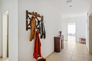 <p>Niet elk appartement maakt indruk met grootse gebaren. Soms zit de magie net in de eenvoud. In het ochtendlicht dat door de leefruimte valt. In de stilte van een zonnig terras. In de wetenschap dat alles binnen handbereik ligt, terwijl je thuis toch even de drukte van de dag achter je laat. Dat is net wat dit verzorgde gelijkvloers hoekappartement zo bijzonder maakt. Van zodra je binnenkomt, ervaar je een aangenaam gevoel van ruimte en licht. De leefruimte nodigt uit om te vertragen en sluit aan op het zonnige terras, een plek waar de seizoenen zachtjes voorbijglijden en waar je even kan ontsnappen aan het ritme van de stad. De keuken is compact, praktisch ingericht en voorzien van bijna alle toestellen, zodat alles aanwezig is om dagelijks comfortabel te wonen. Met twee volwaardige slaapkamers van ongeveer 13 m² en 13,5 m² biedt dit appartement verrassend veel mogelijkheden. De slaapkamer aan de achterzijde grenst rechtstreeks aan het terras en vormt een heerlijke plek om de dag rustig te beginnen of net ontspannen af te sluiten. Ook de badkamer combineert comfort en functionaliteit, met een ligbad met douchemogelijkheid, een wastafelmeubel, een toilet en de aansluitingen voor een wasmachine en droogkast netjes geïntegreerd. En ook aan het praktische werd gedacht. Ondergronds beschik je over een privatieve stalling die perfect dienstdoet voor een kleine stadswagen, fietsen of extra bergruimte. Elke woning vertelt een verhaal. Sommige doen dat luid. Andere fluisteren. <br />Het is een unieke kans om te investeren in een sfeervolle woonruimte vlakbij de Bremweide  die uitstekend in de behoeften van de moderne bewoner inspeelt.<br />EPC 257 kWh/m²/jaar - UC 243886 - Gem. kosten ca. 165/maand (incl. verwarming)<br />Benieuwd of jij de roep van dit appartement hoort. Boek je afspraak via winny.cuypers@consensus.be</p>