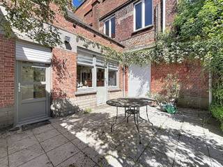 <h1><span>Zeer ruime karaktervolle woning midden in het historische stadscentrum van Ieper</span></h1><h1><span> </span></h1><h1><span>Deze verborgen parel op 431m² met maar liefst 217m² bewoonbare oppervlakte is ingedeeld als volgt:</span></h1><h1><span> </span></h1><h1><span>Gelijkvloers</span><span>:</span></h1><h1><span>Indrukwekkende </span><span>inkomhal</span><span>, </span><span>zithoek </span><span>en </span><span>eetplaats </span><span>met aansluitend de lichtrijke </span><span>keuken </span><span>met zicht op de tuin,</span></h1><h1><span>toegang tot de </span><span>ruime garage </span><span>met automatische poort. boven de volledige garage is een </span><span>atelier</span><span> (voormalige koffiebranderij) over de drie verdiepingen.</span></h1><h1><span>Achteraan de garage is een extra </span><span>bergruimte </span><span>die toegang biedt tot de </span><span>Zuidgerichte tuin.</span></h1><h1><span>Deze prachtige tuin beschikt over een </span><span>terrasgedeelte</span><span>, apart </span><span>toilet</span><span>, overdekte </span><span>bergruimte</span><span>, serre en poortje met </span><span>uitweg naar achter</span><span>.</span></h1><h1><span>Er is tevens een droge </span><span>kelder </span><span>aanwezig.</span></h1><h1><span> </span></h1><h1><span>1e verdieping:</span></h1><h1><span>Apart </span><span>toilet</span><span>, </span><span>badkamer </span><span>met ligbad en lavabomeubel, nachthal en </span><span>2 </span><span>ruime </span><span>slaapkamers</span><span>.</span></h1><h1><span> </span></h1><h1><span>2e verdieping:</span></h1><h1><span>nachthal en opnieuw </span><span>2 </span><span>zeer ruime </span><span>slaapkamers </span><span>en </span><span>zolder</span><span>.</span></h1><p><span>GEEN Renovatieplicht --> geïnventariseerd erfgoe</span><span>d</span></p>