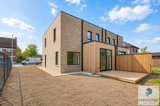 Deze halfvrijstaande nieuwbouwwoning in moderne bouwstijl is afgewerkt volgens de huidige EPB-regelgeving. Deze BEN-woning is gelegen in een rustige residentiële straat op de rand van Bentille.<br />De woning bevat een garage en een tuin met reeds aangelegde oprit en toegangspad rondom de woning, alsook een terras met terraswand in thermowood. De tuin is reeds voorzien van een afsluiting. De keuken (niet inbegrepen) is vrij te kiezen en te voorzien door de koper. <br />Deze strakke kubistische volumeswoning straalt een moderne architectuur met warme houten accenten uit en is voorzien van alle hedendaagse comfort, zoals o.m. warmtepomp (lucht-water), vloerverwarming, ventilatiesysteem D, regenwaterput 7500l, etc. <br /><br />INDELING: inkom met trap, toilet, ruime lichtrijke woonkamer met open keuken. De woonkamer en keuken zijn voorzien van grote raampartijen, die veel daglicht bieden en uitzicht op de tuin. De keuken geeft uit tot het aangelegde terras. Naast de keuken is er een berging en toegang tot de garage vooraan. Op de eerste verdieping zijn er drie slaapkamers, een berging en een badkamer met vrijstaand ligbad in organische vorm, een inloopdouche en een dubbele lavabo. Op de nachthal bevindt zich een afzonderlijk toilet.<br /><br />Contacteer PERSPECTIEF VASTGOED – 7 op 7 bereikbaar – voor meer informatie of een bezoek.<br />Bel 050/550.750 of mail naar info@perspectiefvastgoed.be.