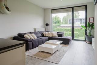 Dit <strong>unieke en instapklare loftappartement</strong>, gelegen in <strong>residentie Seymour Park</strong>, combineert de <strong>ruimtelijkheid </strong>en <strong>uitstraling van een woning</strong> <strong>met </strong>het <strong>comfort van een appartement</strong>. De <strong>bijzondere indeling</strong> over <strong>twee niveaus</strong> zorgt voor een <strong>aangename woonbeleving</strong> en een <strong>optimaal ruimtegevoel</strong>. De <strong>residentie </strong>is bovendien <strong>volledig afgesloten</strong> en toegankelijk via een <strong>automatische toegangspoort</strong>.<br /><br />De <strong>leefruimte </strong>en de <strong>volledig uitgeruste open keuken</strong> bevinden zich op het <strong>bovenste niveau</strong>. De <strong>open indeling</strong>, <strong>de plafondhoogtes</strong> en <strong>grote raampartijen</strong> <strong>versterken </strong>het karakteristieke <strong>loftgevoel </strong>en zorgen voor veel <strong>lichtinval</strong>. <strong>Vanuit de leefruimte</strong> is er enerzijds <strong>toegang tot</strong> het <strong>terras van 17 m²</strong> en <strong>anderzijds tot</strong> de <strong>privatieve tuin van 37 m².</strong><br /><br />Op het <strong>onderste niveau</strong> bevinden zich <strong>drie volwaardige slaapkamers</strong>, een <strong>afzonderlijke douchekamer</strong>, een <strong>ruime berging met wasplaats, een gastentoilet</strong> en een <strong>badkamer </strong>uitgerust <strong>met een ligbad</strong>, <strong>dubbele wastafel en toilet</strong>. Dankzij de <strong>aanwezige raampartijen</strong> genieten ook deze ruimtes van <strong>natuurlijk daglicht</strong>. De <strong>gedeeltelijke ligging onder het maaiveld</strong> biedt bovendien een <strong>aangenaam en stabiel binnenklimaat</strong>, wat <strong>tijdens de warmere zomermaanden</strong>, alsook tijdens de <strong>koude wintermaanden</strong> een <strong>bijkomende troef</strong> vormt.<br /><br /><strong>Beide verdiepingen</strong> zijn zowel bereikbaar via de <strong>interne trap</strong> <strong>alsook </strong>met de <strong>lift</strong>, wat bijdraagt aan het <strong>gebruikscomfort en </strong>de <strong>toegankelijkheid van het appartement</strong>.<br />Daarnaast beschikt de residentie over een <strong>gemeenschappelijke fietsenberging</strong>, een verwarmd <strong>gemeenschappelijk zwembad</strong> en een <strong>piekfijne verzorgde gemeenschappelijke tuin</strong>.<br />De <strong>aankoop van een autostaanplaats onder de carport</strong> is <strong>gekoppeld aan</strong> de <strong>verkoop </strong>van de <strong>loft </strong>en <strong>bedraagt € 15.000</strong> (KI: € 40).<br />Daarnaast bestaat de <strong>mogelijkheid tot aankoop</strong> van een <strong>garagebox</strong>, gelegen op <strong>ongeveer 100 meter van de residentie</strong>.<br /><br /><strong>Kortom</strong>, een <strong>bijzonder woonaanbod</strong> voor wie op zoek is naar een <strong>eigendom met een eigen karakter</strong>, waar de <strong>ruimtelijkheid en het wooncomfort</strong> van een woning worden <strong>gecombineerd met</strong> de <strong>praktische voordelen</strong> <strong>van een appartement</strong>.<br /><br />Interesse? Contacteer:<br />Matthis: +32 477 804 350 - <u><strong>matthis@dekeyser.immo</strong></u><br />Leopold: +32 499 618 354 -<u><strong> leopold@dekeyser.immo</strong></u>