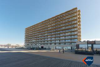 Geniet van eindeloos zeezicht in dit exclusieve ruim doorloop appartement van 125 m², gelegen op de 1ste verdieping van de Residentie Aldis op de Zeedijk van Oostende. Met een indrukwekkende breedte van 8 meter aan zeezijde en een ruim terras met frontaal zeezicht, beleef je hier elke dag het ultieme kustgevoel. Dit zeer goed onderhouden appartement biedt: 2 volwaardige slaapkamers, elk met toegang tot een zonneterras. Een lichtrijke leefruimte van 57 m² met open keuken en een prachtig panoramisch zeezicht. Een moderne badkamer met zowel ligbad als douche. Een berging in het appartement en een kelderberging voor extra opslagruimte. De ideale combinatie van ruimte, comfort en ligging maakt dit appartement uitermate geschikt als tweede verblijf of investering aan zee. Zeer goede prijs-kwaliteitverhouding! Mogelijkheid tot huren van een ruime garagebox vlak voor het gebouw in Parking Hypodroom. Mis deze unieke kans niet, maak vandaag nog een afspraak voor een bezichtiging en laat je verrassen door dit zeldzaam aanbod aan de Belgische kust.