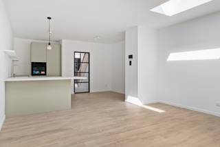 Vlakbij het centrum van Schoten vindt u deze smaakvol gerenoveerde woning waar comfort, licht en functionaliteit perfect samenkomen. Dankzij de kwalitatieve afwerking en energiezuinige voorzieningen is dit de ideale thuis voor wie zorgeloos wil verhuizen.<br /><br />Via de ruime inkomhal met gastentoilet bereikt u de lichtrijke leefruimte met open keuken. De grote schuifdeur creëert een mooie verbinding met de zonnige en afgesloten tuin, ideaal om in alle rust te genieten. Bovendien beschikt de woning over een praktische fietsenberging en een handige kelder.<br /><br />Op de eerste verdieping bevinden zich twee slaapkamers en een stijlvolle badkamer met inloopdouche, lavabo en toilet. De afgewerkte zolderverdieping doet dienst als volwaardige derde slaapkamer en biedt tal van mogelijkheden.<br /><br />Als extra troef is de woning uitgerust met zonnepanelen, wat bijdraagt aan een lagere energiekost en een duurzame toekomst.<br /><br />Bent u op zoek naar een instapklare woning met drie slaapkamers, een doordachte indeling en een rustige ligging in Schoten? Dan is deze eigendom zeker een bezoek waard!<br />Vg, Wg, Gmo, Gvkr, Gvv, geen overstromingsgevoelig gebied