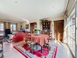 Instapklare villa gelegen op een fantastische locatie in een rustige woonwijk te Nieuwpoort (grondgebied Oostduinkerke)De woning geniet van een...