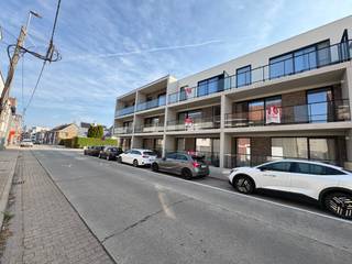 <p>Op zoek naar een interessante investering? Dit lichtrijke appartement op het tweede verdiep met twee ruime slaapkamers combineert comfort, energiezuinig wonen en een uitstekende ligging. Dankzij de gunstige EPC-score geniet je van een energiezuinige woonst.</p>

<p><strong>Indeling</strong></p>

<p>Via de inkomhal bereik je de lichtrijke leefruimte met aansluitend de volledig uitgeruste keuken. Verder beschikt het appartement over een praktische berging en een afzonderlijk toilet. De badkamer is ingericht met een wastafel en een ligbad. Tot slot zijn er twee ruime slaapkamers en twee terrassen, waar je in alle rust kan genieten van de buitenlucht.</p>

<p><strong>Troeven</strong></p>

<ul><li>Momenteel verhuurd – direct rendement</li><li>Gunstige EPC-score</li><li>Centrale ligging</li><li>Winkels, scholen en openbaar vervoer op wandelafstand</li><li>Vlotte verbinding via belangrijke invalswegen</li><li>Mogelijkheid tot aankoop van een ondergrondse staanplaats</li></ul>
verplicht ondergrondse parking bij te kopen voor €20.000<br />
