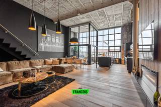 Ontdek deze uitzonderlijk gelegen loft in Avelgem, een perfecte combinatie van moderne luxe en industriële charme. Gevestigd op de eerste...