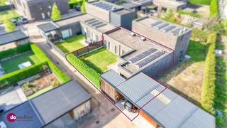 <p><span>Recente gelijkvloerse woning vlakbij het centrum van Mechelen</span></p><p><span> </span></p><p><span>Wil je graag wonen in een aangename woonwijk, in een zeer energiezuinige woning met tuin, en dat op wandelafstand van het centrum van Mechelen? Dan is deze woning zeker een bezoek waard!</span></p><p><span> </span></p><p><span>Via de inkomhal kom je binnen in de keuken met open leefruimte. Vanuit deze woonkamer heb je zicht op de tuin en het terras. Aansluitend heb je een praktische berging, waar ook aansluitingen zijn voor je wasmachine en droogkast. </span></p><p><span> </span></p><p><span>De nachthal geeft toegang tot de 2 slaapkamers. Bovendien is er een apart toilet en een mooie badkamer met inloopdouche. Elke kamer heeft zicht op en toegang tot de tuin.</span></p><p><span> </span></p><p><span>Deze woning is mede dankzij de zonnepanelen zeer energiezuinig. Daarnaast is deze ook nog eens volledig gelijkvloers, wat zorgt voor een groot comfort. </span></p><p><span> </span></p><p><span>Heb je een wagen? Je beschikt over een eigen carport! Ook is er in deze doodlopende straat voldoende parking voorzien voor je bezoekers. Je fietsen kunnen in de ruime fietsenberging.</span></p><p><span> </span></p><p><span>Deze recent gebouwde woning is gelegen vlakbij alle voorzieningen (school, winkels, centrum van de stad, openbaar vervoer,...), heeft een vlotte verbinding naar Brussel - Leuven - Antwerpen en is gelegen vlakbij het nieuwe moderne ziekenhuis AZ Sint Maarten. </span></p><p><span> </span></p><p><span>Contacteer ons voor een bezoek! </span></p><p><span> </span></p><p><span>015 20 36 00 - info@domoxim.be </span></p><p><span> </span></p><p><span>domoXim. Waar dromen thuis komen!</span></p><p><span> </span></p><p><span>Ook de waarde van je </span><span>eigen</span><span> woning kennen? Wij geven je graag advies.</span></p>