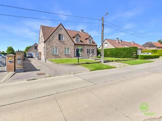 <p><span>In het landelijke Budingen, centraal gelegen tussen Linter en Geetbets, vinden we deze ruime gezinswoning terug op een perceel van 12a 50ca en voorzien van een dubbele garage. </span></p><p><span>De woning is rustig gelegen en op wandelafstand vinden we een kleuter- en basisschool terug. Een supermarkt ligt op slechts 3km.</span></p><p><span>Zowel de centra van Zoutleeuw, Sint-Truiden en Tienen zijn van hieruit vlot bereikbaar. </span></p><p><span>De bushalte aan het begin van de straat brengt u gemakkelijk naar de stations van Diest, Tienen en Sint-Truiden.</span></p><p><span> </span></p><p><span>De energiezuinige woning heeft een mooi EPC B-label en beschikt over 50 zonnepanelen, waar nog tot 2030 groenestroomcertificaten voor uitgereikt worden. </span></p><p><span>In 2021 werd er nog een nieuwe verwarmingsketel op aardgas geplaatst, alsook is de woning voorzien van een regenwaterput van 10.000L.</span></p><p><span> </span></p><p><span>Via de inkomhal betreden we de woning vanwaar de woonkamer toegankelijk is. Aan de voorzijde van de woonkamer is het zitgedeelte ingericht waardoor er achteraan vanuit de eetkamer een prachtig zicht is op het terras en de tuin. In de keuken zijn alle nodige toestellen aanwezig alsook nog een bijkomende zitmogelijkheid. Hiernaast is er een handige berging met extra opbergmogelijkheid en de cv-ruimte te vinden. </span></p><p><span>Aan de voorzijde van deze woning is er ook nog de eerste slaapkamer/ bureau gelegen, een gastentoilet en de vestiaire. </span></p><p><span>Het bureau leent zich uitermate tot het uitoefenen van een vrij beroep.</span></p><p><span> </span></p><p><span>Op de bovenverdieping vinden we vier ruime slaapkamers en een bureau. De centrale badkamer is voorzien van een ligbad, douche en meubel met lavabo. Het toilet op deze verdieping is apart ondergebracht.</span></p><p><span>De zolder is bereikbaar via een luik en biedt nog extra opbergmogelijkheden.</span></p><p><span> </span></p><p><span>De volledige woning is voorzien van een kruipkelder.</span></p><p><span> </span></p><p><span>In de zuid-west georiënteerde tuin is het heerlijk vertoeven en geniet u volop van de middag- en avondzon op het terras.</span></p><p><span>De tuin is volledig afgespannen en beschikt over een elektrische poort aan de oprit. </span></p><p><span>De grote dubbele garage geniet van een extra zolderruimte en een tuinberging aan de achterkant.</span></p><p><span> </span></p><p><span>Pluspunten:</span></p><p><span>- ruime woning</span></p><p><span>- 5 slpk mogelijk</span></p><p><span>- grote garage</span></p><p><span>- ZW tuin</span></p><p><span> </span></p><p><span>De vermelde bewoonbare oppervlakte is de netto-oppervlakte van de woning met uitzondering van de zolder en bijgebouwen.</span></p>