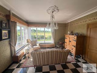 Deze woning is rustig gelegen te Metsteren in een zijstraat van de verbindingsweg Sint-Truiden richting Nieuwerkerken en Herk-de-Stad op een perceel van 12a80ca dat volledig is afgesloten.<br /><br />Via de inkomhal komen we aan de rechterzijde van de woning in de ruime woonkamer waar de grote ramen voor een mooie natuurlijke lichtinval zorgen. De zitplaats leidt ons verder naar de keuken. Aansluitend vinden we hier een kleine berging en de veranda. Het toilet is bereikbaar via de carport.<br /><br />Op de verdieping bereiken we vanuit de nachthal de 2 ruime en 1 kleinere slaapkamer. Hier bevindt zich eveneens de badkamer met ligbad, lavabo en een toilet.<br />De zolder is bereikbaar via het luik in de nachthal.<br /><br />De garage en carport achter de woning bieden voldoende parkeermogelijkheid. Verder vinden we achter de woning nog enkele stalletjes, waarvan er één voorzien is van een bakoven.<br />Het eerste stuk van de tuin is momenteel ingericht als gazon, het achterliggende stuk als weide, met hierin ook een schuilhok voor kleinere dieren.<br /><br /><em><span>*De vermelde oppervlaktes zijn indicatief en op basis van het EPC certificaat. JM Vastgoed kan niet verantwoordelijk gesteld worden voor de juistheid van de verstrekte gegevens.</span></em>