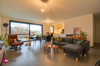 Energiezuinig appartement met 2 slaapkamers, ruim terras en ondergrondse staanplaats in centrum Werchter Je komt binnen in de lichtrijke leefruimte...