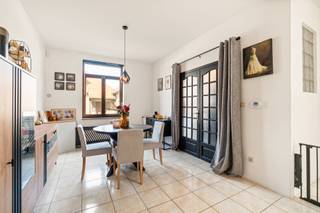 Instapklare woning te koop in centrum van Desselgem met vier slaapkamers en lichtrijke leefruimte.<br /><br />Zoekt u een instapklare woning in het hart van Desselgem, met scholen, openbaar vervoer en winkels om de hoek? Deze instapklare woning biedt maar liefst vier slaapkamers. De woning is direct beschikbaar. Een ideale kans voor starters en gezinnen die ruimte zoeken.<br /><br />Indeling:
<ul><li><strong>Gelijkvloers:</strong> inkomhal, ruime en lichtrijke eetplaats met aansluitende living en open keuken, badkamer met bad, lavabo en toilet</li><li><strong>Eerste verdieping:</strong> twee ruime slaapkamers en toegang tot het terras</li><li><strong>Tweede verdieping:</strong> twee lichtrijke slaapkamers met dressing</li></ul>
Troeven
<ul><li>Instapklaar: onmiddellijk bewoonbaar</li><li>Vier slaapkamers, verdeeld over twee verdiepingen</li><li>EPC-label C</li><li>Centrale ligging, vlak bij scholen, openbaar vervoer en het centrum van Desselgem</li></ul>
<strong>Interesse of een bezoek plannen?</strong> Contacteer Sofie Bossuyt van ERA Bossuyt via 0474 22 21 82 of sofie@immobossuyt.be.