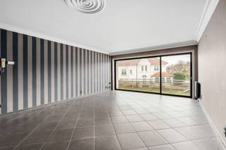 <p><strong>De Panne – Dumontwijk: Gerenoveerd en instapklaar gelijkvloers 2-slaapkamerappartement met zonneterras!</strong><br /> </p>

<p>In de charmante en historische Dumontwijk van De Panne, op slechts enkele stappen van zee en het centrum, bevindt zich dit gerenoveerd gelijkvloers appartement met twee volwaardige slaapkamers. Gelegen in residentie Ten Anker combineert dit eigendom een rustige ligging met een uitstekende zuidoriëntatie en maximale lichtinval.<br /> </p>

<p>Bovendien bestaat de mogelijkheid tot aankoop van een garage in de residentie voor een meerprijs van €45.000.<br /> </p>

<h3><strong>Indeling</strong></h3>

<p>Inkomhal, twee volwaardige slaapkamers, een badkamer met ligbad, een apart toilet en een praktische berging, een volledig ingerichte keuken en een ruime, lichtrijke woonkamer die toegang biedt tot de zonnige terrassen.<br /> </p>

<h3><strong>Troeven</strong></h3>

<ul><li>
	<p>Gerenoveerd en volledig instapklaar</p>
	</li><li>
	<p>Gelijkvloerse ligging met zonnige terrassen</p>
	</li><li>
	<p>Gelegen in de rustige en historisch waardevolle Dumontwijk</p>
	</li><li>
	<p>Op wandelafstand van zee, duinen en het commerciële centrum<br />	 </p>
	</li></ul>

<p><strong>Meer informatie? Contacteer Frederick via 058/22.41.70.</strong></p>