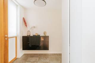 <p>In de groene woonwijk MIDDEN vinden we deze hedendaagse gezinswoning met 158 m² woonoppervlakte, drie slaapkamers, twee badkamers en een eigen tuin.</p><p><br /></p><p>Op het gelijkvloers staat het contact met de tuin centraal. De fijne eetruimte kijkt uit op het groen en sluit naadloos aan op de grondig uitgeruste keuken. De vide zorgt daarbij voor een aangenaam open gevoel en verbindt beide woonniveaus mooi met elkaar.</p><p><br /></p><p>De woonkamer bevindt zich op de eerste verdieping en vormt een aparte, gezellige plek om tot rust te komen. Aan de vide is bovendien ruimte voorzien voor een bureau. Verder beschikt de woning over drie slaapkamers en twee badkamers, waardoor er aan ruimte geen gebrek is.</p><p>Ook de ligging is een echte troef. Je woont hier rustig en groen, en toch op wandelafstand van de handelaars in de Heuvelstraat. Met trein, tram en bus vlakbij, én de fietsostrade richting Antwerpen en Lier in de buurt, geraak je vlot alle kanten uit.</p><p><br /></p><p>De woning werd gebouwd in 2016, heeft EPC-label A en beschikt over een private autostaanplaats in de ondergrondse parking. Comfortabel en energiezuinig wonen, midden in Boechout.</p><p><br /></p><p><strong>De ondergrondse autostaanplaats is verplicht mee aan te kopen voor € 25.000.</strong></p><p><br /></p><p><strong>Extra troeven</strong></p><ul><li>EPC-label A</li><li>3 slaapkamers &amp; 2 badkamers</li><li>158 m² woonoppervlakte</li><li>Woonkamer op de eerste verdieping</li><li>Open vide met ruimte voor bureau</li><li>Eigen tuin</li><li>Kwalitatieve ingemaakte kasten</li><li>Private ondergrondse autostaanplaats</li><li>Vlotte verbinding met Antwerpen en Lier</li></ul><p><br /></p>