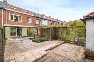 <p><span>**COMPROMIS IN OPMAAK** Deze charmante gezinswoning combineert ruimte, topligging en heel wat potentieel. Het is gelegen in een rustige, residentiële buurt net achter het UZ Gent. Met een aangenaam park voor de deur is dit een bijzonder interessante locatie voor zowel (jonge) gezinnen als investeerders.</span></p><p><span>De woning is vlot bereikbaar met zowel de wagen als het openbaar vervoer. De laatste jaren is de woning zeer gemakkelijk verhuurd, wat het niet alleen interessant maakt als gezinswoning, maar ook als solide investering.</span></p><p><span>De belangrijkste troeven op een rij:</span></p><ul><li><span>Gegeerde ligging aan UZ Gent</span></li><li><span>Zeer vlot bereikbaar</span></li><li><span>2 grote slaapkamers (11 m² & 16m²)</span></li><li><span>Ruime zolderkamer met tal van mogelijkheden (26m²)</span></li><li><span>Leuk terras en tuin met tuinhuis</span></li><li><span>Veel natuurlijk lichtinval</span></li><li><span>Droge, bruikbare kelder</span></li></ul><p><span> </span></p><p><span>Met enkele aanpassingswerken wordt deze woning weer een echte parel in het gentse. Het betreft een richtprijs. Wacht niet langer en plan een bezoek via <span>anthes@defooz.com</span></span><span> of op het nummer 09 225 00 78.</span></p><p><span> </span></p>