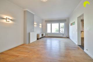 Dit 2-slpk. appartement is gelegen in de Guido Gezellelaan, in een klein gebouw op de eerste verdieping zonder lift (= lage kosten gebouw)...