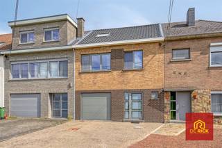 Cette spacieuse maison moderne est située à la périphérie de la ville, dans le quartier calme demandé de Hofstade, et offre une belle vue sur...