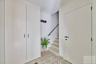 Op een uitstekende locatie in de Deken Dolsstraat 46 te Hamont-Achel, op slechts 500 meter van de Nederlandse grens, bevindt zich deze prachtige halfopen nieuwbouwwoning. <br />De woning is gelegen op een perceel van <strong>367 m² </strong>en combineert moderne architectuur met een hoogwaardige afwerking, veel lichtinval en een energiezuinig karakter.<br /><br />Met een bewoonbare oppervlakte van maar liefst <strong>200 m² </strong>biedt deze instapklare woning alle ruimte die een modern gezin nodig heeft. Dankzij de grote raampartijen geniet u in elke leefruimte van een overvloed aan natuurlijk daglicht. Aan de achterzijde van de woning geniet u bovendien van een prachtig vrij uitzicht, wat zorgt voor een aangenaam gevoel van rust en ruimte.<br /><br />De woning beschikt over <strong>vier volwaardige slaapkamers</strong>, waardoor er voldoende plaats is voor een groot gezin, een thuisbureau of hobbyruimte. <br />De stijlvolle afwerking, kwalitatieve materialen en de doordachte indeling maken van deze woning een echte topper in haar segment.<br /><br />Een extra troef is de <strong>vrijstaande tuinberging met een sfeervol overdekt terras. </strong>Dankzij de grote raampartijen vormt deze ruimte een prachtige uitbreiding van de tuin en is ze ideaal om het hele jaar door te genieten van gezellige momenten met familie en vrienden.<br /><br />Ook op energetisch vlak scoort deze woning uitstekend met een <strong>energielabel A</strong>, wat garant staat voor een laag energieverbruik en optimaal wooncomfort.<br /><br /><strong>Indeling:</strong>
<ul>
	<li>Ruime inkomhal met gastentoilet</li>
	<li>Lichtrijke woonkamer met grote raampartijen</li>
	<li>Moderne open keuken met aansluitende eetruimte</li>
	<li>Praktische berging</li>
	<li>Vier ruime slaapkamers</li>
	<li>Stijlvolle badkamer</li>
	<li>Apart toilet</li>
	<li>Vrijstaande tuinberging met overdekt terras</li>
	<li>Onderhoudsvriendelijke tuin met vrij uitzicht</li>
</ul>
<br /><strong>Troeven:</strong>

<ul>
	<li>Halfopen nieuwbouwwoning</li>
	<li>Toplocatie op slechts 500 meter van de Nederlandse grens</li>
	<li>Bewoonbare oppervlakte van <strong>ca. 200 m²</strong></li>
	<li>Perceel van <strong>367 m²</strong></li>
	<li>Vier ruime slaapkamers</li>
	<li>Hoogwaardige en moderne afwerking</li>
	<li>Grote raampartijen voor maximale natuurlijke lichtinval</li>
	<li>Vrij uitzicht aan achterzijde</li>
	<li>Vrijstaande tuinberging met overdekt terras en grote raampartijen</li>
	<li>Energiezuinig - <strong>EPC label A</strong></li>
	<li>Instapklaar</li>
</ul>
<br />Bent u op zoek naar een ruime, stijlvolle en energiezuinige nieuwbouwwoning op een rustige locatie vlakbij Nederland? Dan is deze exclusieve woning absoluut een bezoek waard.<br /><strong>Contacteer ons</strong> vandaag nog voor meer informatie op plan vrijblijvend uw bezichtiging.