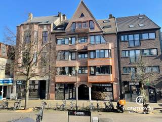 <p>Dit instapklare appartement bevindt zich in het centrum van Turnhout, vlak naast de Grote Markt. U woont hier op wandelafstand van de winkelstraat, gezellige terrasjes, supermarkten en Turnova met ruime parkeermogelijkheden. Ook het station en de Warande liggen vlakbij. Alles bevindt zich binnen handbereik.<br /><br />Bij binnenkomst komt u in de inkomhal die toegang geeft tot de lichtrijke en ruime living met grote raampartijen. Aansluitend vindt u de volledig uitgeruste keuken met voldoende werk- en opbergruimte. De moderne badkamer is voorzien van een inloopdouche en wasmeubel. De ruime slaapkamer biedt plaats voor een tweepersoonsbed en kastruimte en geeft directe toegang tot het achterliggende terras.<br /><br />Bent u op zoek naar een rendabele investering? Dan is dit appartement zeker het bekijken waard. Het appartement werd recent verhuurd aan € 795 per maand, wat overeenkomt met een brutorendement van ongeveer 4,8% op basis van de vraagprijs van € 199.000.<br /><br />Dankzij de aantrekkelijke huurwaarde, de goede ligging en de instapklare staat vormt dit appartement niet alleen een aangename woonst, maar ook een interessante opportuniteit voor investeerders die op zoek zijn naar een stabiele opbrengst.<br /><br />Dit energiezuinige en instapklare appartement is ideaal voor starters, alleenstaanden of als investering. Een unieke kans om te wonen in het centrum, met comfort en rust in uw eigen thuisbasis. Plan vandaag nog uw bezoek!</p>