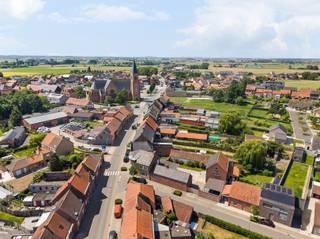 Bent u op zoek naar een project? Dit in het centrum van Poelkapelle, op vlotte verbinding richting Ieper en Roeselare? Dan is dit beslist iets voor u! De hoekwoning is toe aan een nieuw hoofdstuk, de huidige toestand voldoet niet meer aan de huidige normen. De diepte van het perceel heeft 54m, de facade kent een breedte van ongeveer 9 meter, de bewoonbare oppervlakte is maar liefst 177m², aan de woning zijn er aanhorigheden wat tevens een nieuwe invulling kan krijgen. Pluspunt men heeft toegang via de zijkant aan de tuin. Voor en naast de woning zijn er voldoende vrije parkeerplaatsen. Kortom bent u de handige harry die van dit huis een nieuwe thuis maakt? Of bent u de geschikte investeerder? Aarzel niet en neem contact op: 0471 82 55 76 of info@immo-droom.be.