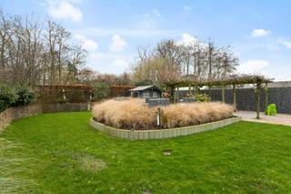 Aan de Dudzeelse Steenweg vind je deze ruime, vrijstaande woning. Een ideale mix van comfort, ruime en een centrale maar rustige ligging. Wie...