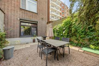 Dit ruime gelijkvloerse appartement bevindt zich op een toplocatie aan de Amerikalei, in een populaire en levendige buurt met winkels, horeca, openbaar vervoer en invalswegen binnen handbereik. De centrale ligging combineert stadscomfort met een vlotte bereikbaarheid.<br /><br />U komt binnen in een ruime inkomhal met toegang tot een bureauruimte die eveneens kan dienen als slaapkamer of leefruimte. De volledig geïnstalleerde keuken is uitgerust met een aansluitende wasplaats en geeft rechtstreeks toegang tot de stadstuin. In de gang vindt u een apart toilet en een ruime leefruimte die flexibel kan worden ingericht als living, extra slaapkamer of bureau. Achteraan ligt de rustige slaapkamer, naast de badkamer met inloopdouche. Een privatieve kelderberging biedt extra opbergruimte.<br /><br />De tuin vormt een aangename buitenruimte waar u in alle rust kunt genieten van het buitenleven midden in de stad.<br /><br />Met een EPC-label E valt het pand onder de renovatieverplichting. Dit pand is onderworpen aan de renovatieverplichting van de Vlaamse overheid voor residentiële gebouwen (behoudens bij sloop binnen 5 jaar na de aankoop). Consulteer voor meer informatie de website van het Vlaams Energie- en Klimaatagentschap via https://www.vlaanderen.be/een-huis-of-appartement-kopen/renovatieverplichting-voor-residentiele-gebouwen.<br /><br />Troeven<br />Toplocatie aan de populaire Amerikalei<br />oppervlakte van 137 m²<br />parketvloer<br />Flexibele indeling met bureau- of extra slaapmogelijkheid<br />Gezellige stadstuin <br />slaapkamer aan de achterzijde
