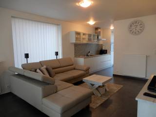 Deze energiezuinige halfopen woning is gelegen op de grens tussen Heule en Kortrijk, vlakbij winkels, scholen en openbaar vervoer.<br /><br />Het gelijkvloers omvat de hal met een apart gastentoilet. Vervolgens vinden we de leefruimte met een moderne open ingerichte keuken. Van hieruit heb je zicht op de zuidwest georiënteerde tuin. Naast de keuken is een praktische berging voorzien.<br /><br />De eerste verdieping biedt ruimte aan een nachthal met afzonderlijk toilet, een ruime slaapkamer, wasplaats en badkamer uitgerust met bad, douche en dubbele wastafel.<br />Via de vaste trap bereik je het tweede verdiep waar nog twee ruime slaapkamers zijn ondergebracht. <br /> <br />Achteraan de woning beschikt u over een garagebox, zodat uw wagen steeds veilig staat.<br /><br />Kortom deze lichtrijke, energiezuinige woning is volledig instapklaar! <br /><br /><strong>Enkele troeven:</strong><br />- dichtbij winkels, scholen, openbaar vervoer,...<br />- energiezuining (E40)<br />- zonnige, zuidwest gerichte tuin<br />- instapklaar<br /><br />Benieuwd om deze nieuwbouwwoning te ontdekken? Contacteer ons op het nummer 051/437 507 of via info@potrell.be voor meer info of een afspraak!