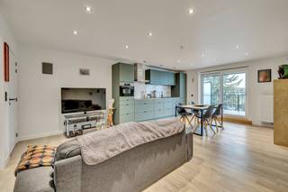 Voor meer info of een bezoek, bel 053 59 49 33 - In het centrum van Geraardsbergen vinden we dit volledig gerenoveerd appartement terug...