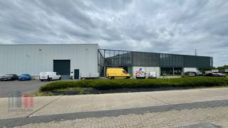 Representative and well-equipped commercial building of 2,210 m² for rent, strategically located along the Boomsesteenweg (A12). This...