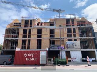 Ontdek de eigentijdse nieuwbouwresidentie Basile gelegen in de Astridlaan te Nieuwpoort. Dit stijlvol wooncomplex omvat 10 moderne energiezuinige appartementen, 2 handelsruimtes, garages & parkeerplaatsen gelegen in het centrum van Nieuwpoort op wandelafstand van alle winkels, de markt en de kaai. Energiezuinig project d.m.v. verwarming via warmtepompen & vloerverwarming. Keuze uit appartementen met 1, 2 of 3 slaapkamers. Mogelijkheid tot aankoop van autostaanplaats of garagebox. Prijzen vanaf 295000€. Reeds 50% verkocht! Verkooplastenboek & brochure in bijlage. Contacteer ons vrijblijvend voor een projectvoorstelling op kantoor.