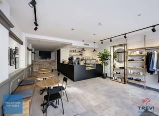 Située au coeur de la rue commerçante de Tubize, spacieuse maison de commerce offrant de multiples possibilités! Celle-ci est composée d'un...