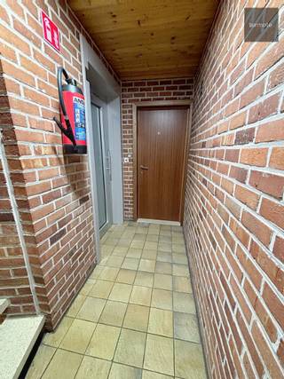 Rustig gelegen en instapklaar APPARTEMENT 1ste verdiep, bestaande uit : inkomhal met apart toilet, lichtrijke living met aanpalend terras, volledig uitgeruste keuken, berging/wasplaats, badkamer met ligbad en dubbele lavabo, 2 slaapkamers, gemeenschappelijke fietsenberging en autostaanplaats ;<br /><br />- Centraal gelegen appartement met lift ;<br />- Nabij E-17, winkels, scholen, ...... ;<br />- Mogelijkheid tot het bijhuren van een garage ;<br />- Onmiddellijk beschikbaar ;<br />- Cv op aardgas met hoogrendementsketel ;<br />- EPC Label: B<br /><br />==> Voor een bezoekje, gelieve ons kantoor in Waregem te contacteren aub - 056/60.33.66.