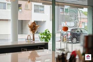 Kom dit pand geheel vrijblijvend ontdekken tijdens het bezoekmoment op 13 december van 11u00 tot 12u00.&gt;Handelspand met sterke commerciële...