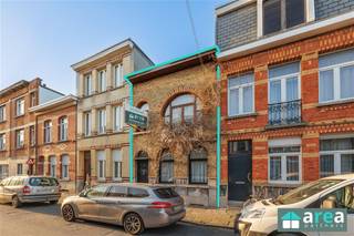 <p><span>In een rustige straat in Deurne, achter een charmante en authentieke gevel, vinden we deze instapklare gezinswoning terug. Het betreft een ruime woning met 3 slaapkamers en een gezellige noordwestgerichte tuin. Gelegen in een vlot bereikbare buurt, op wandelafstand van winkels, scholen, openbaar vervoer en het groene Rivierenhof. Dankzij de nabijheid van de Ring geniet u bovendien van een uitstekende verbinding met Antwerpen-centrum en de omliggende gemeenten.</span></p><p><span> </span></p><p><span>Grootste troeven:</span></p><p><span>-Centrale locatie</span></p><p><span>-Gezellige stadstuin (45m²)</span></p><p><span>-Geïsoleerd dak &amp; achtergevel</span></p><p><span>-Conforme EK</span></p><p><span> </span></p><p><span>Indeling:</span></p><p><span>-Kelder: Grote kelder met wasplaats</span></p><p><span>-GLVL: De ruime &amp; lichtrijke leefruimte op een planché vloer vloeit naadloos over in de eetkamer met een koepel, samen 50 m²,  en vormen een open en warm geheel. De volledig geïnstalleerde keuken (10m²) biedt toegang tot de gezellige stadstuin (45m²) met beperkte inkijk. Vanuit de living brengt een open trap ons naar de bovenverdieping.</span></p><p><span>V1: Langs voorzijde treffen we de master bedroom (19m²), gekenmerkt door een prachtig authentiek raam dat de kamer extra charme &amp; lichtinval geeft. De nachthal geeft toegang tot de overige ruimtes, zoals o.a. een apart toilet alsook een ingerichte badkamer (4m²) met ligbad. Verder zijn er nog 2 slaapkamers (13m² &amp; 6m²) waarvan de achterste beschikt over toegang tot een mezzanine (10m²), die perfect kan dienen als bureau, extra slaapkamer,...</span></p><p><span> </span></p><p><span>Voor meer informatie kan u terecht bij Area Partners: INFO@area.be of 03/284.60.60</span></p>