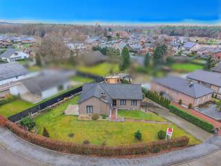 Overall:- natural gas heating with radiators- double-glazed wooden windows, partly single glazed- EPC 396 kWh/m²- Year of construction 1976Layout:- entrance hall that also leads to the sleeping area- spacious living room with open kitchen- storage- office space- 3 bedrooms- bathroomThrough the entrance, you also reach the garage, which is located in the basement. From there, there is still sufficient storage space accessible in the basement.The lovely garden is arranged in such a way that you can enjoy the sun (or shade) at any time of the day. The total plot area is no less than 10a 34ca.