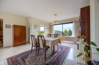 Dit mooi dakappartement met 2 grote terrassen vooraan en achteraan ( 48m² + 45 m²) is zeer goed gelegen.<br /><br />De lift komt rechtstreeks binnen in de inkomhal van het appartement ( via veiligheidssleutel) <br /><br />Het appartement heeft 2 slaapkamers (16m² + 11m²) en hebben beide toegang tot het terras.<br />De ruime living ( 45m²) geeft uit op zowel het terras voor als achter. <br /><br />De keuken heeft een oven , wasmachine , droogkast, een dampkamp een ceramische kookplaat, ijskast en diepvries en zowel kasten boven als onder.<br />De badkamer heeft een hoekbad, aparte douche en een lavabo.<br /><br />De verwarming is individueel op gas, overal dubbele beglazing en rolluiken.<br /><br />Er is een een aparte wc en een berging / dressing.<br /><br />De terrassen hebben een automatische zonnetent.<br /><br />De garage is apart aan te kopen aan €30.000.<br /><br />Stedenbouwkundige inlichtingen zijn in aanvraag.