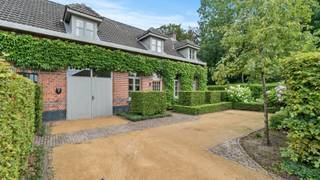 Op een idyllische locatie met onbelemmerd zicht over de achterliggende akkers, bevindt zich deze karaktervolle woning met tal van...