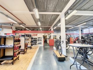 Goed gelegen commerciële ruimte gesitueerd op de gelijkvloerse verdieping.Het handelspand heeft een oppervlakte van 550 m² en bestaat uit een...