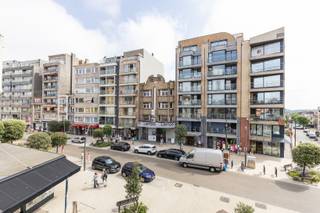 strong&gt;Bezoek dit appartement tijdens de Open Huizen Dag op zaterdag 19 september van 09:30 tot 10:30 uur, of neem snel contact op voor een afspraak.<br /><br /><strong>De Panne: Ruim 2-slaapkamerappartement in het bruisende centrum!</strong>
<p><br />Op zoek naar de perfecte combinatie van ligging, ruimte en potentieel? Dit heel ruime 2-slaapkamerappartement in de gegeerde residentie Lindo is een unieke kans! Dankzij de hoekligging geniet u van een prachtig zicht over de levendige winkelstraat, terwijl de zeedijk op wandelafstand ligt. Of u nu op zoek bent naar een vaste stek aan zee of een instapklare pied-à-terre om helemaal naar eigen smaak in te richten, dit appartement biedt het allemaal.</p>
<p>Als extra troef kunt u een private garage bijkopen op de felbegeerde Markt van De Panne, voor €60.000.</p>
<p><br /><strong>Indeling:</strong><br />Ruime inkomhal, een adembenemend lichtrijke en genereuze woonkamer, aparte keuken, apart toilet, handige berging, 2 volwaardige slaapkamers en een badkamer met bad die toegang geeft tot een heerlijk terras/buitenruimte.</p>
<p><br /><strong>Troeven:</strong></p>
<ul><li>Ruimte in overvloed: ideaal voor wie comfort zoekt</li><li>Onklopbare ligging: centrum, winkels en zee binnen handbereik</li><li>Volop potentieel: een unieke kans om dit appartement volledig naar uw eigen wensen te renoveren en er iets moois van te maken</li></ul>
<p> </p>