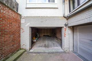 Op zoek naar een veilige parkeerplaats of handige opslagruimte in hartje Oostende?Deze garagebox biedt precies wat u zoekt.Met een oppervlakte van...