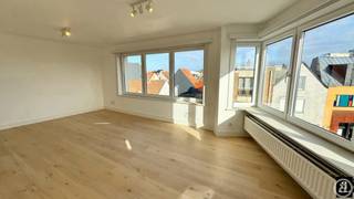 Lichtrijk gerenoveerd hoekappartement met 2 volwaardige slaapkamers, vlakbij het centrum van Knokke. Indeling: Inkomhal. Ruime leefruimte met eetplaats. Halfopen volledig uitgeruste keuken. Praktische berging. Twee volwaardige slaapkamers. Badkamer (lavabo, douche en toilet). Mogelijkheid tot aankopen van een parkeerplaats in de residentie. Kleine mede-eigendom. Contacteer ons om een bezoek in te plannen.
