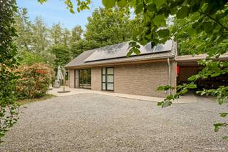 Deze uniek gelegen woonst bestaande uit: inkomhal met toilet, badkamer, vestiaire en berging, woonkamer met aansluitende keuken en zicht/toegang...