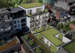 <p><span>GELIJKVLOERS: een twee slaapkamer appartement aan de rand van het centrum van Brasschaat, de werken van deze prachtige NIEUWBOUW Residentie PARKHOF starten lente 2025. </span></p><p><span> </span></p><p><span>Kopen aan 6% btw op de constructies is hier mogelijk zowel voor enige/eigen woonst als voor investeerders (15j verhuur). Wij informeren u er graag over.</span></p><p><span> </span></p><p><span>In een modern gebouw met lift bevindt zich dit appartement op het gelijkvloers en omvat een inkomhal, gastentoilet, leefruimte met ingerichte open keuken voorzien van alle nodige toestellen, berging, wasplaats met aansluiting voor wasmachine en droogkast, 2 slaapkamers, een ingerichte badkamer, terras (6.5 m²) en een privatieve tuin (25m²).  De indeling en afwerking wordt met u persoonlijk besproken. Hiervoor zijn budgetten voorzien in het lastenboek.  De ondergrondse parking zorgt ervoor dat thuiskomen in alle comfort kan gebeuren, voor dit appartement zijn er standaard 3 fietsplaatsen voorzien en ondergrondse autostaanplaatsen zijn apart beschikbaar vanaf €25.000. </span></p><p><span> </span></p><p><span>Luxueus wonen in een groene omgeving waar duurzaamheid voor opstaat, dit kan binnenkort in het centrum van Brasschaat waar twee aantrekkelijke gebouwen gestalte gaan geven aan het nieuwe woonproject Parkhof. In dit buitengewoon duurzame concept woont en geniet u van alle luxe in een zeer groene woonomgeving en overal dichtbij. Parkhof omvat 10 hoogwaardige appartementen, verdeeld over 2 woongebouwen. Aan de kant van de Bredabaan bevinden zich op het gelijkvloers 1 appartement en een notariaat. Op de verdiepingen komen telkens 2 appartementen met 2 of 3 slaapkamers, terwijl een groot penthouse de volledige dakverdieping inneemt. Aan de kant van de Oude Baan komt er 1 appartement op elk van de twee verdiepingen met 3 slaapkamers. Dat betekent dat u hier uw intrek neemt in een woning met een uitzonderlijke gevelbreedte. Om het u makkelijk te maken, is er een toegankelijke ondergrondse parking voor wagens, eenvoudig bereikbaar via een rolstoelvriendelijke lift. </span></p><p><span> </span></p><p><span>Qua architectuur legt men de nadruk op moderne, doch tijdloze elegantie en op vlak van duurzaamheid en energieverbruik legt men de lat hier bijzonder hoog dankzij geothermie.  Het project hanteert strengere eisen dan wettelijk verplicht en houdt vooral rekening met de normen van morgen. Dit geeft u de zekerheid dat u gedurende lange tijd voldoet aan de regelgeving. Bovendien wordt uw energieverbruik een stuk budgetvriendelijker én blijft uw woning waardevast.  Voor de opwekking van warmte en de passieve koeling wordt een beroep gedaan op geothermie. Een BEO-veld, dat gebruik maakt van een ondergronds buizennetwerk, verwarmt uw woning tijdens koudere periodes en koelt ze af als het te warm wordt. Ook op vlak van isolatie is dit vooruitstrevend, dankzij de toepassing van ventilatiesysteem D. Het regenwater wordt slim herbenut voor diverse doeleinden.  En als dat nog niet voldoende is, vindt de zon onbelemmerd haar weg naar de appartementen, zo wordt u de hele dag overspoeld door natuurlijke licht.</span></p><p><span> </span></p><p><span>Parkhof bevindt zich aan de rand van het centrum van Brasschaat. In deze prikkelende omgeving vindt u alles wat u nodig hebt voor het leven van elke dag: winkels, supermarkten, scholen, administratie … Maar ook als u iets verder moet zijn, de Bredabaan biedt een vlotte verbinding met de E19.  Ondanks de centrale ligging woont u hier in een uitzonderlijk groene omgeving. Recht tegenover de site bevindt zich bijvoorbeeld het Park Van Brasschaat, maar ook het nabijgelegen Peerdsbos leent zich perfect tot onbeperkt genieten in het groen.  Brasschaat leeft! Een terrasje doen bij mooi weer, een lunch meepikken op restaurant, shoppen, een theatervoorstelling bijwonen? <br />Kortom, u bent van harte welkom om de plannen en mogelijkheden te bespreken, de ontspanningsmogelijkheden in de prachtige, klassevolle, comfortabele setting Parkhof zijn alvast legio.</span></p><p><span> </span></p><p><span>Prijzen zijn vermeld excl. kosten, registratie op de grondwaarde en btw op de constructiewaarde, notariskosten en ereloon, aansluitingskosten nutsvoorziening.</span></p><p><span>Contacteer ons voor bijkomende info of plan alvast bij ons op kantoor uw afspraak! www.buytaertimmo.be.</span></p>